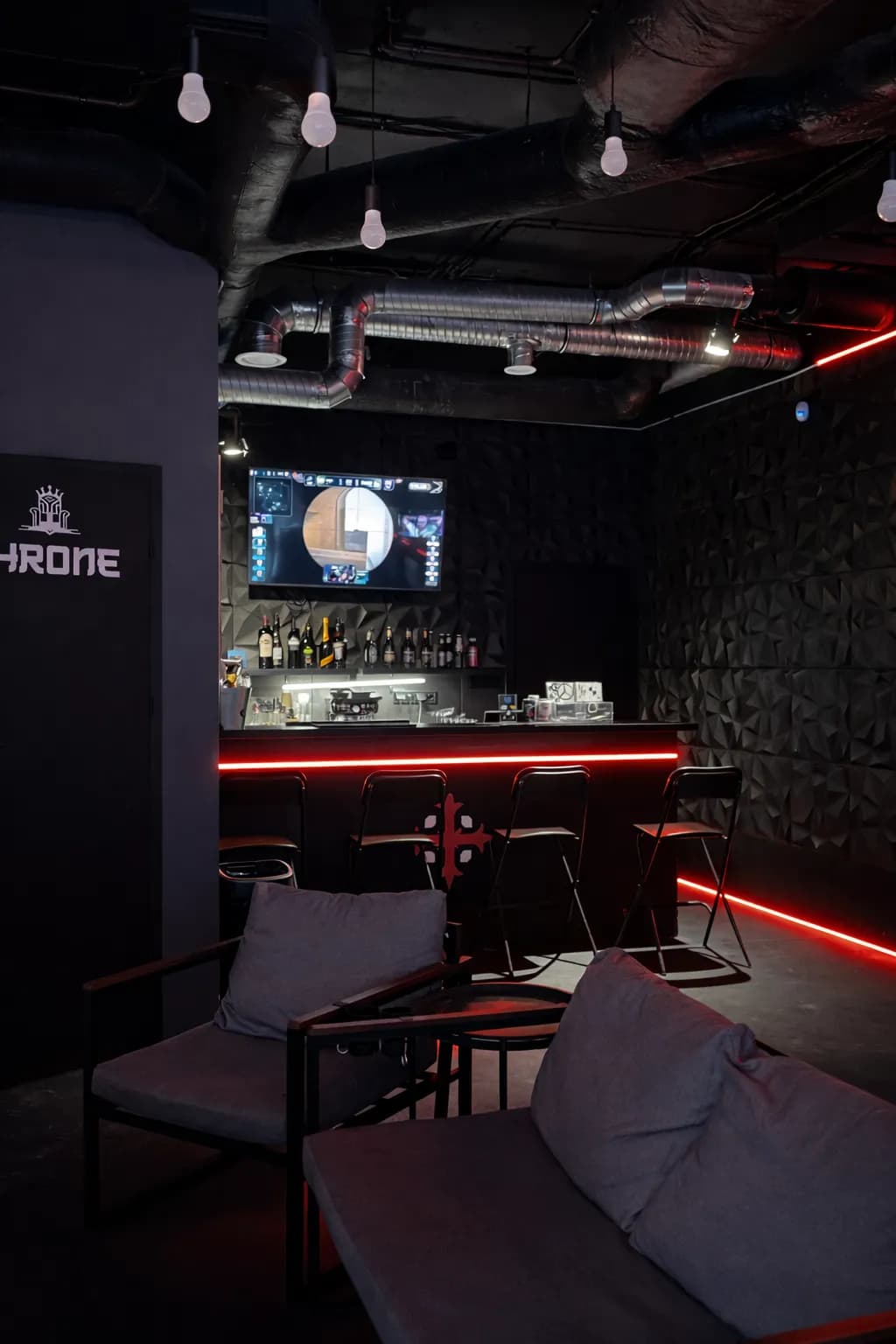 Bar klubu Project Armor z podświetleniem i miejscami siedzącymi